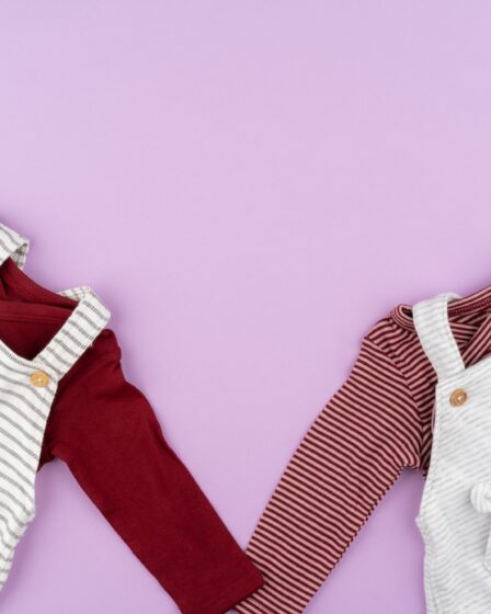 Ubranka dla dziewczynki na liliowym pastelowym tle