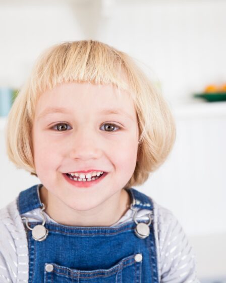 Portret ślicznej dziewczyny z blond bobem w kuchni