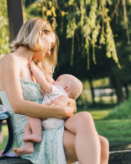 Piękna matka karmiąca piersią.