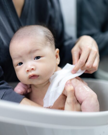 Noworodek kąpie się w łazience